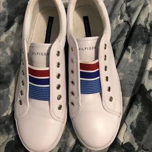 White sneakers size are 10 like new